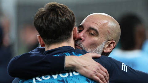  Pep Guardiola lại tự cào xước đầu trong ngày lập kỷ lục đặc biệt?