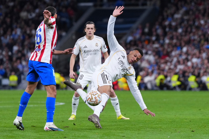 Mbappe chơi rất hời hợt trong trận derby với Atletico. Ảnh: AP