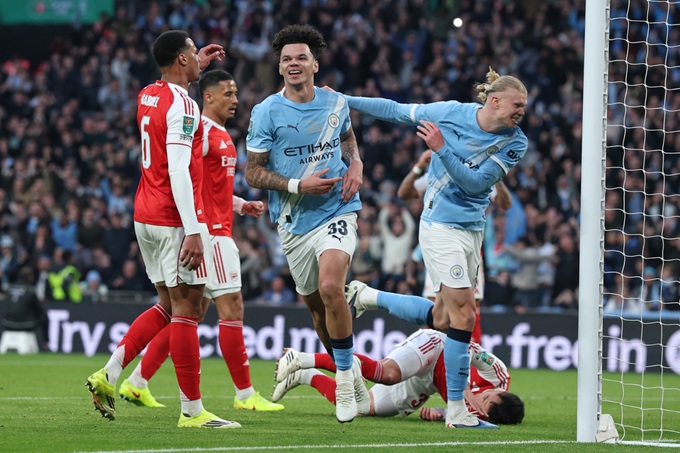 Nico O'Reilly ăn mừng sau bàn mở tỷ số cho Man City tại chung kết cúp liên đoàn Anh