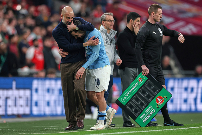 Pep không giấu được cảm xúc hạnh phúc khi ôm Cherki, một trong những cầu thủ Man City thi đấu hay nhất mùa này