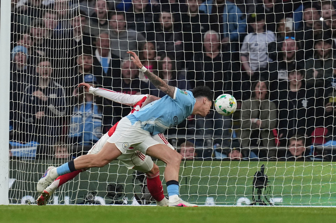 Pha đánh đầu tung lưới Arsenal của O'Reilly