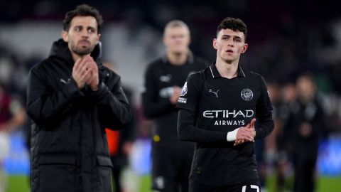  Rooney chỉ trích Pep Guardiola vì cách đối xử với Phil Foden