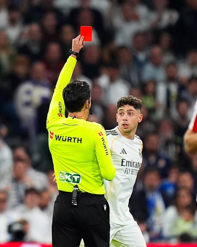 Federico Valverde lãnh thẻ đỏ ở trận gặp Atletico Madrid thuộc vòng 29 La Liga