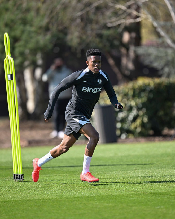 Estevao từng tập rê bóng với chú chó nhỏ của mình. Ảnh: Twitter nhân vật