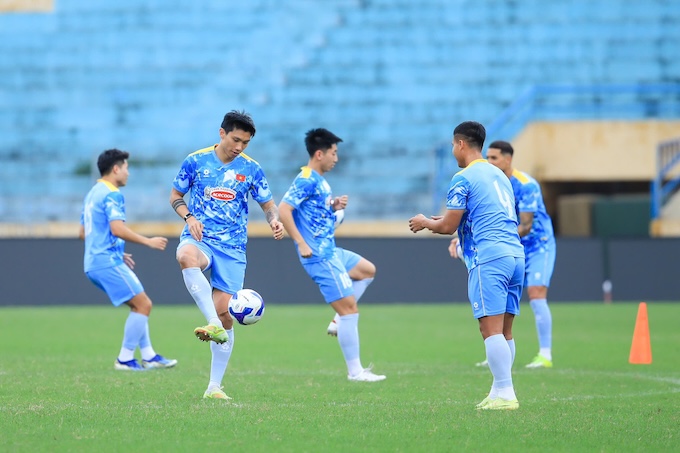 Các tuyể thủ Việt Nam chuẩn bị cho trận giao hữu. Ảnh: Đức Cường 