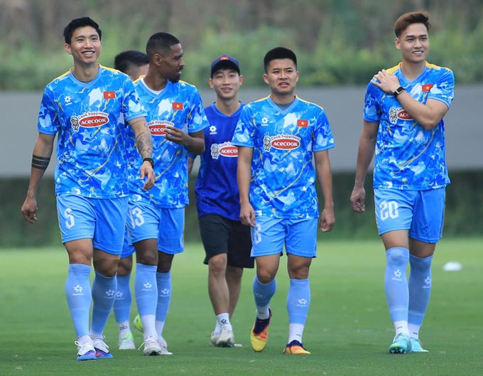 Văn Hậu (trái) và Việt Anh (phải) là những cầu thủ giỏi nhưng chưa có nhiều cơ hội thể hiện dưới triều đại HLV Kim Sang Sik - Ảnh: Minh Tuấn