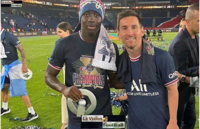 Djeidi Gassama và Lionel Messi trong màu áo PSG