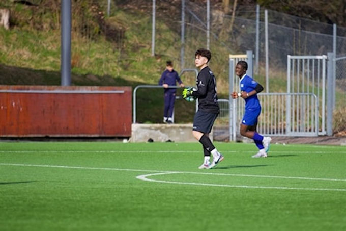 Johnny có chiều cao ấn tượng so với các bạn đồng trang lứa. Ảnh: laget.se