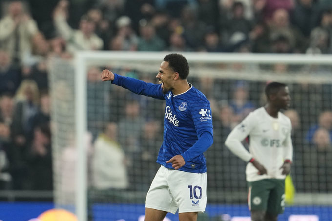 Iliman Ndiaye trong màu áo Everton. Ảnh AP.