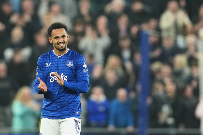 Iliman Ndiaye được MU theo sát. Ảnh AP.