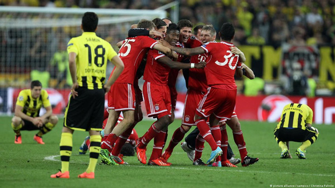 Bayern ăn mừng sau khi hạ Dortmund