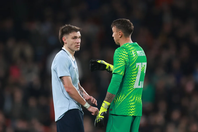 Sao MU thoát thẻ đỏ dù nhận... hai thẻ vàng