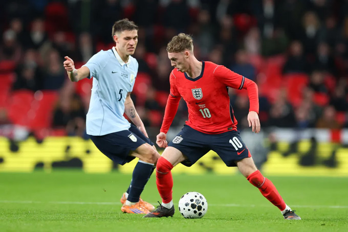 Ugarte tranh chấp với Palmer trong một tình huống