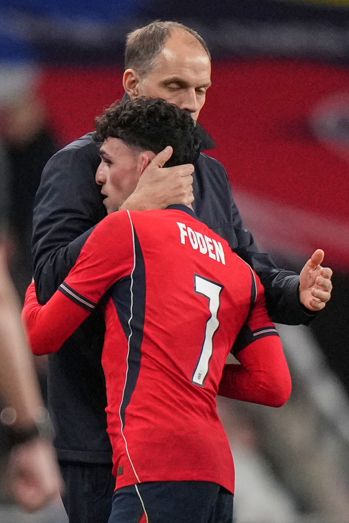 Phil Foden thi đấu nhạt nhòa trước khi chấn thương rời sân