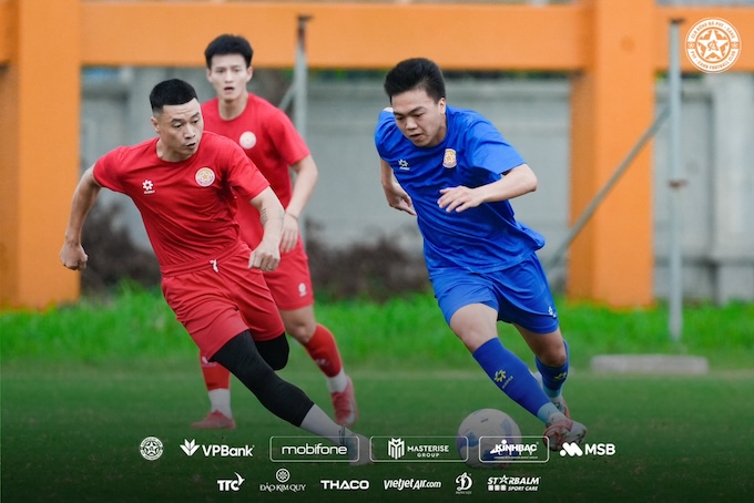 PVF-CAND (áo đỏ) trong trận giao hữu ở kỳ nghỉ FIFA Days. Ảnh: FBNV