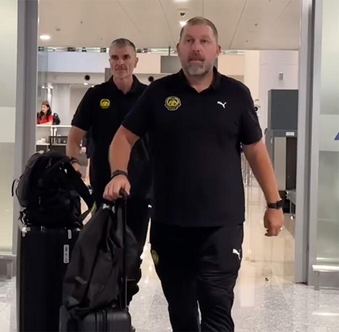 HLV Peter Cklamovski đăng ký 13 cầu thủ nhập tịch khi đấu với Việt Nam - Ảnh: Minh Quân 