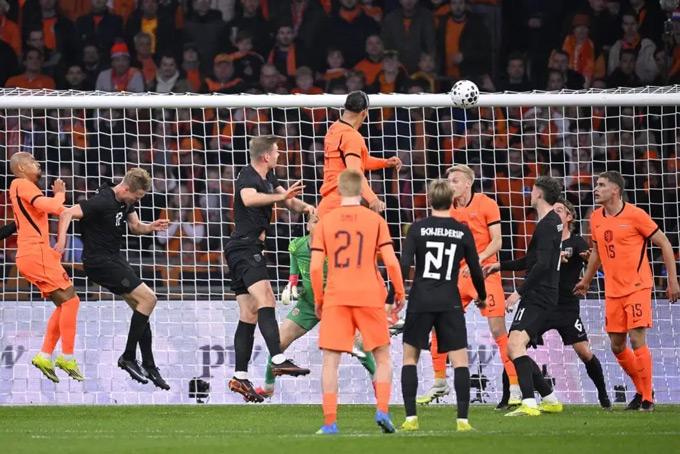 Van Dijk bật cao đánh đầu ghi bàn cho Hà Lan trước Na Uy
