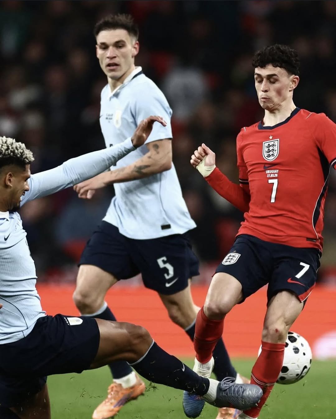 Ronald Araujo có pha phạm lỗi kinh hoàng với Foden nhưng rất may không có chấn thương nghiêm trọng