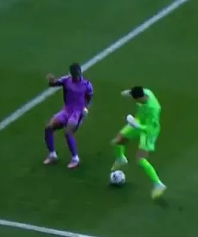 Thay vì phá bóng án toàn, anh xoay người 180 độ để loại bỏ cầu thủ đối phương