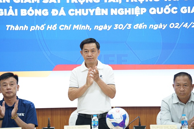 Trưởng ban trọng T Đặng Thanh Hạ yêu cầu các trọng T nghiêm túc trong đợt tập huấn này. Ảnh: Nguyễn Khanh 