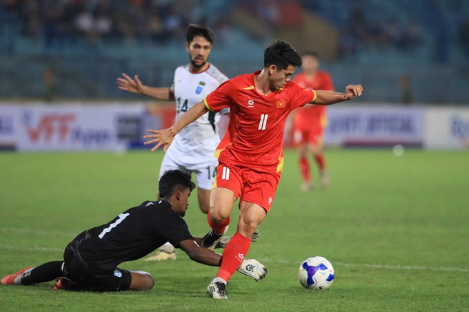 Khuất Văn Khang đã có một pha bỏ lỡ đáng tiếc. Ảnh - Minh Tuấn