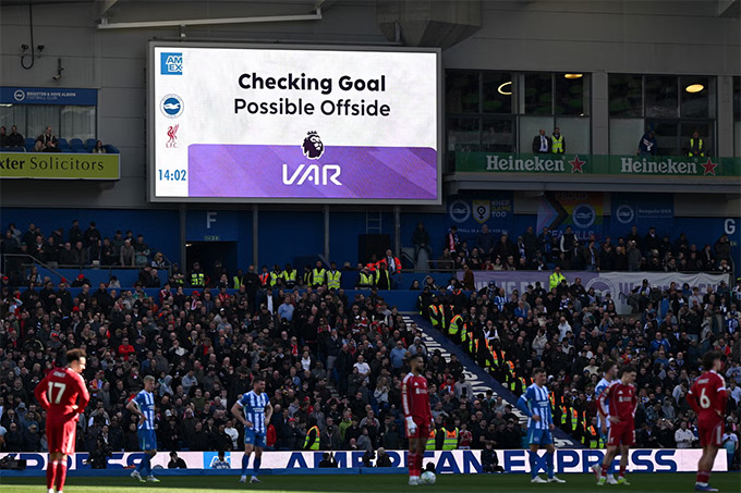 VAR đang đối diện với làn sóng phản đối dữ dội