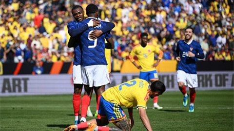 Simone Inzaghi celebrating with his Inter Milan players after beating Barcelona.