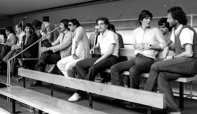 Paolo Rossi (ngồi thứ hai từ phải sang) cùng các bị cáo trong phiên tòa hình sự đầu tiên xét xử những người bị buộc tội trong vụ bê bối cá độ