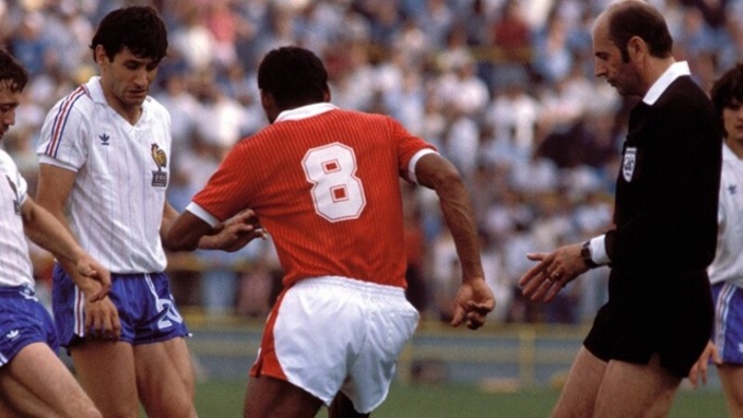 Trọng T Miroslav Stupar (phải) đã bị kỷ luật nặng, sau khi từ chối bàn thắng của ĐT Pháp