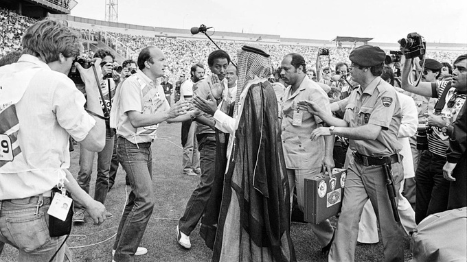 Hoàng tử kiêm chủ tịch LĐBĐ Kuwait xuống tận sân để phản đối trọng T