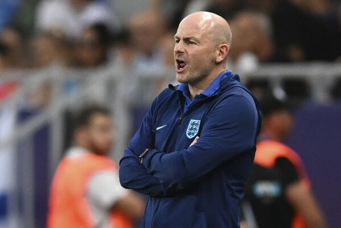 HLV Lee Carsley đã chuyển Anderson về đá tiền vệ trung tâm trong 1 buổi tập và giúp anh định hình ở vị trí này