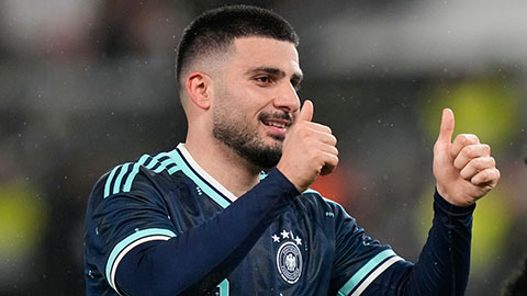 Simone Inzaghi celebrating with his Inter Milan players after beating Barcelona.