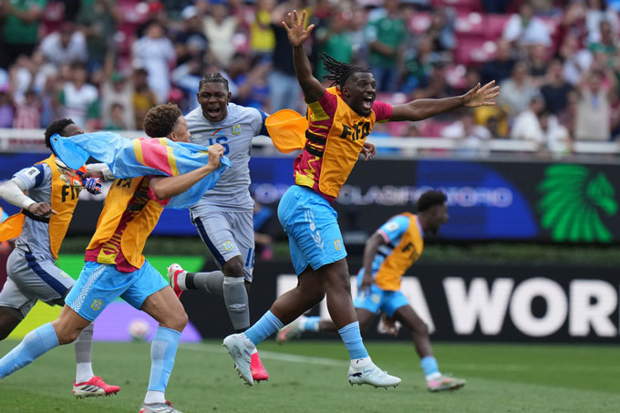 Cầu thủ CHDC Congo ăn mừng vé dự World Cup