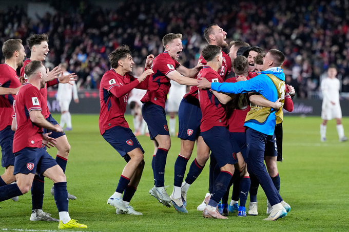 Các cầu thủ Czech ăn mừng sau loạt luân lưu