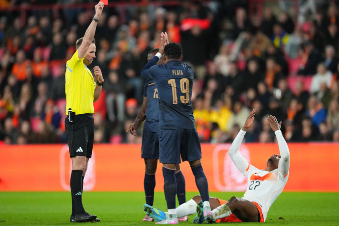 Dumfries (áo trắng) nhận thẻ đỏ ở phút 12