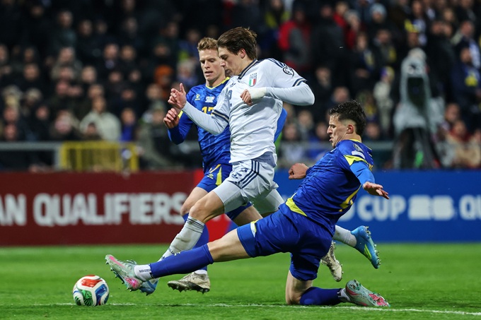 Hậu vệ Marco Palestra (21 tuổi) tranh bóng với cầu thủ Bosnia trong trận chung kết play-off vòng loại World Cup 2026 khu vực châu Âu