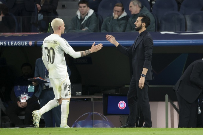 HLV Alvaro Arbeloa có vẻ không tín nhiệm Franco Mastantuono