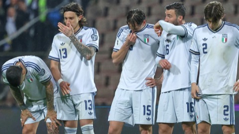 Simone Inzaghi celebrating with his Inter Milan players after beating Barcelona.