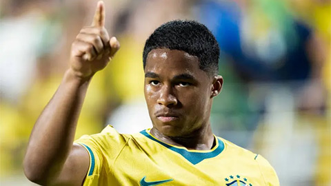 Simone Inzaghi celebrating with his Inter Milan players after beating Barcelona.