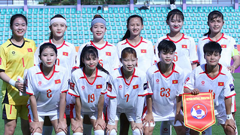 Simone Inzaghi celebrating with his Inter Milan players after beating Barcelona.