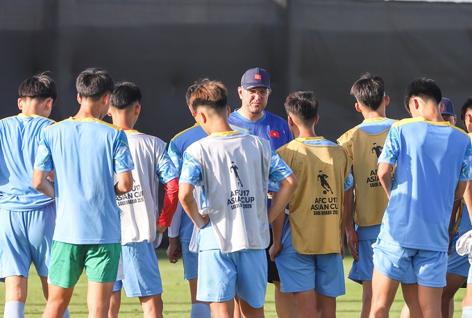 HLV Cristiano Roland cùng các học trò tập luyện tại Saudi Arabia
