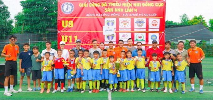 HLV Trần Tấn Đông và cựu cầu thủ HAGL Nguyễn Đăng Phúc cùng các học viên Trung tâm Đăng Phúc, giành chức vô địch tại một giải đấu dành cho U9