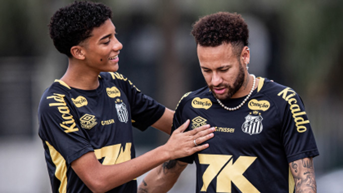 Neymar đã xảy ra xô xát với Robinho Jr. (trái) trên sân tập - Ảnh: CNN Brasil