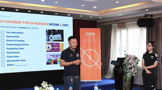 ông Đoàn Việt Triều chia sẻ về tình hình T chính của CLB nữ Thái Nguyên T&T. Ảnh: Phan Tùng