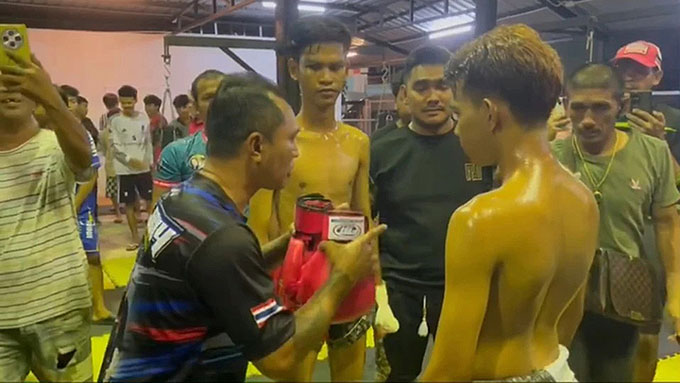 Banyat và Nattapong được các bà mẹ dàn xếp lên sàn Muay tỉ thí. Ảnh cắt từ clip