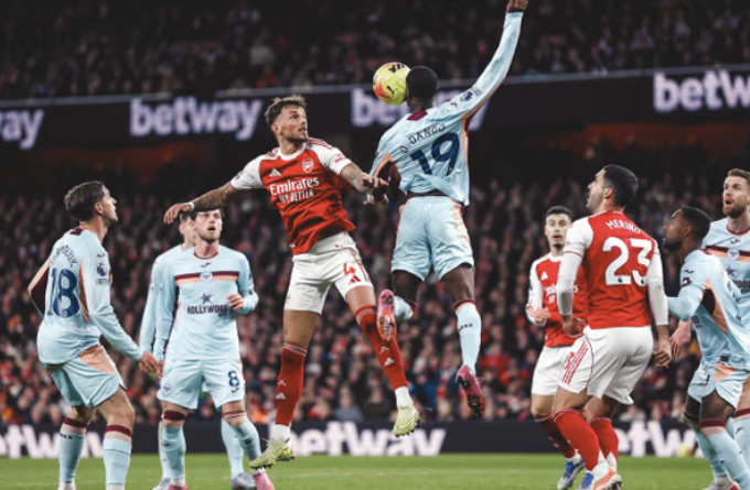 Arsenal rất mạnh ở bóng chết