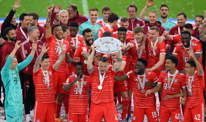 Sule nâng cao chức vô địch Bundesliga cùng Bayern năm 2022