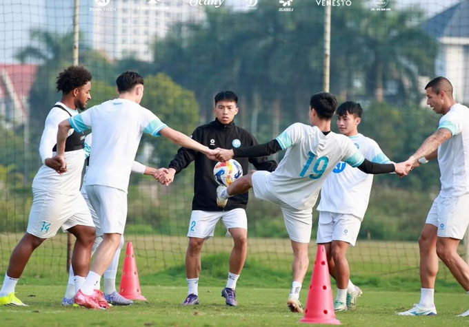 Jessy Nguyễn nắm tay Nguyễn Xuân Son, quay lưng lại với màn hình - Ảnh: Thép xanh Nam Định