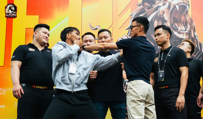 Camansa và Danh Quốc khi face-off
