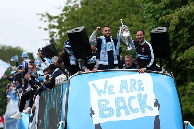 Matt Grimes và Lampard trong lễ diễu hành. Ảnh: Getty